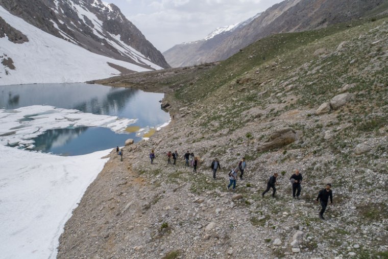 Karların erimesiyle oluşuyor:  Görmek için 15 kilometre yürüyorlar