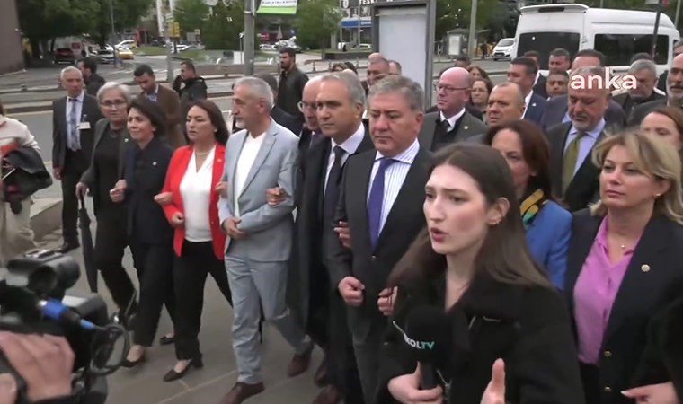 'Yeni müfredat' protestosu: CHP'li vekiller Milli Eğitim Bakanlığı'na yürüdü