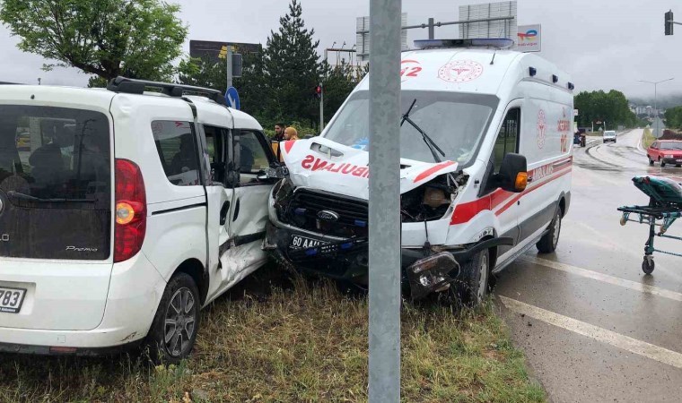 Tokat’ta ambulans ile panelvan araç çarpıştı: 3 yaralı