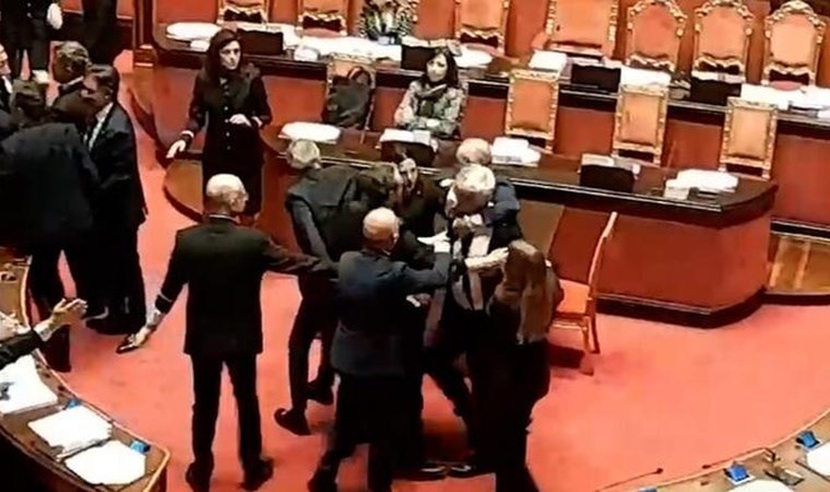 İtalya Senatosu'nda 'anayasa' tartışması: Senatörler kavgaya tutuştu