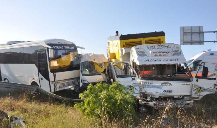 Tekirdağ’da işçi servislerine kamyonet çarptı: 18 yaralı