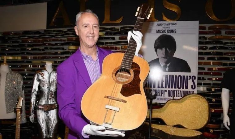 John Lennon'un 50 yıllık kayıp gitarı 2,9 milyon dolara alıcı buldu