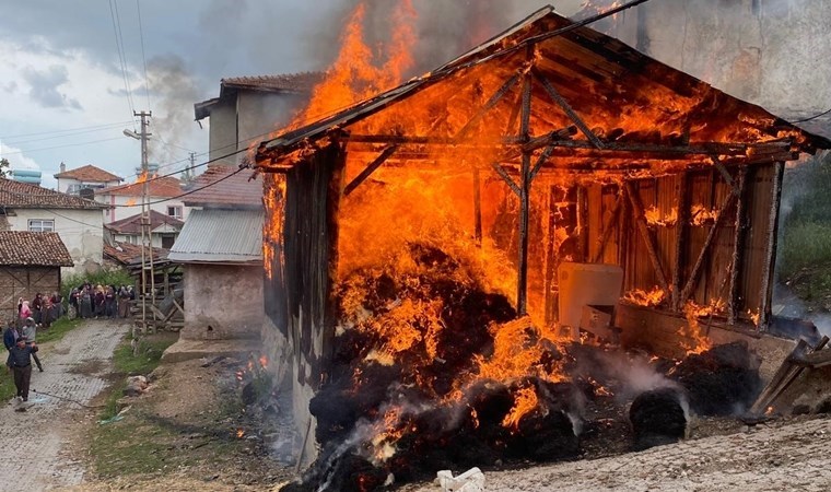 Yangın çıktı... 2 ev kullanılamaz hale geldi!