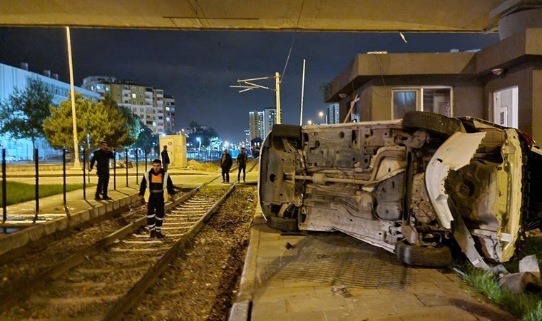 Yolcu treni ile hemzemin geçitte çarpışan otomobil devrildi: 1 yaralı