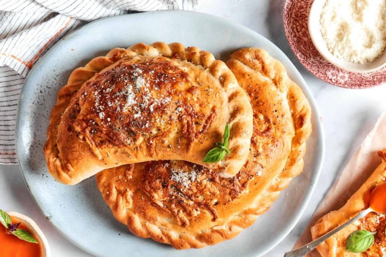 İtalyan pidesi de denir: Calzone tarifi...