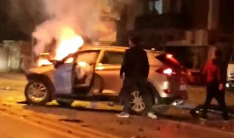 Sakarya’da korkutan kaza: Kafa kafaya çarpışan SUV araç alev aldı