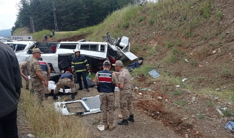 Gaziantep'te katliam gibi kaza... TIR, çarpıştığı yolcu minibüsünü biçti: 9 ölü