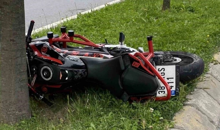 Küçükçekmece’de korkunç kaza! Ağaca çarpan motosiklet sürücüsü feci şekilde can verdi