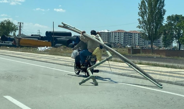 Motosiklette borularla tehlikeli yolculuk kamerada