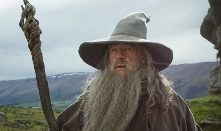 Ian McKellen, Gollum filminde Gandalf olarak geri dönüp dönmeyeceğini açıkladı