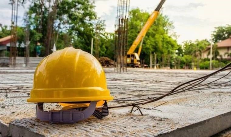 Beton dökerken 4’üncü kattan düşen inşaat işçisi ağır yaralandı