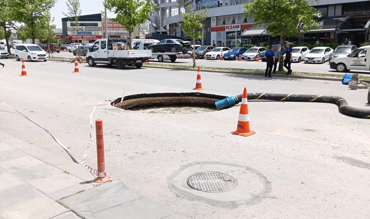 Ankara’da yol çöktü: 10 metrelik çukur oluştu!