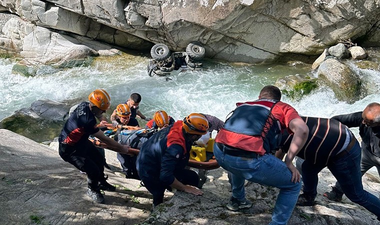 Rize'de aracıyla dereye düşen sürücü yaralandı