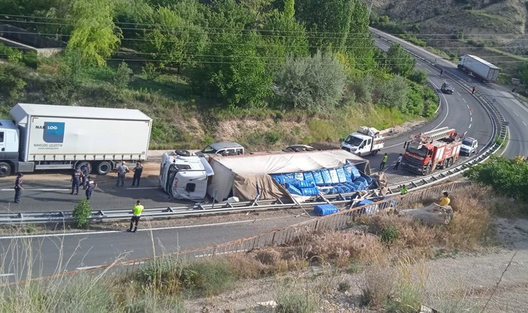 Virajı alamayan tır devrildi, sürücü ağır yaralandı