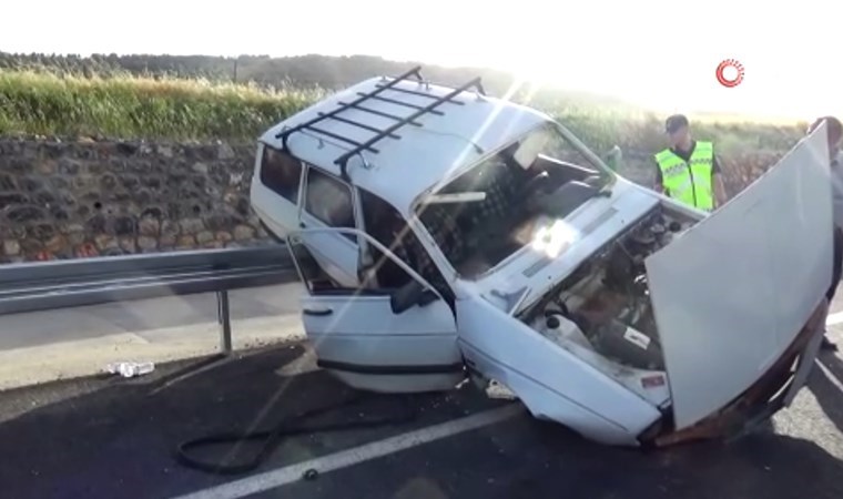 Bariyerlere çarpan otomobil asılı kaldı: 3 yaralı