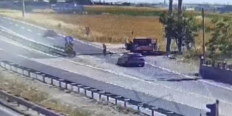 Tekirdağ'da karayolundaki olukları temizleyen 67 yaşındaki işçiye araç çarptı...