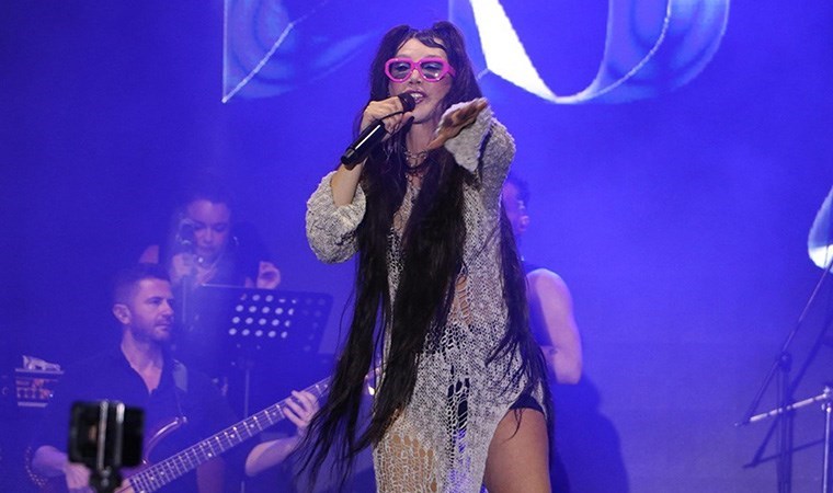 Hande Yener’den 'playback' yapan şarkıcılara gönderme