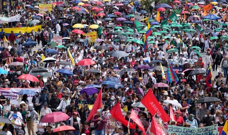 Yüzlerce öğretmen eğitim kanununu protesto etti