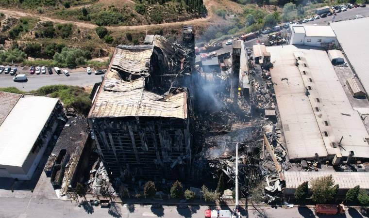 Tuzla'da yanan fabrika havadan görüntülendi