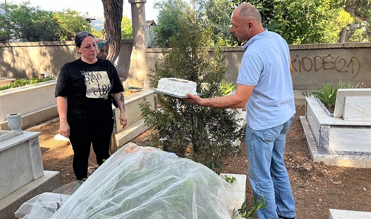 Öldürülen kızı İlayda'nın doğum gününü mezarı başında pastayla kutladı