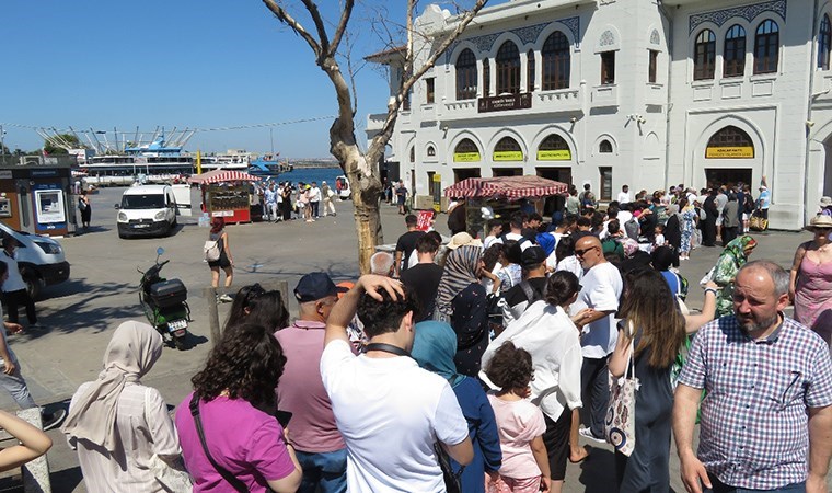 Kadıköy Adalar İskelesi'nde bayram yoğunluğu: Metrelerce kuyruk oluştu