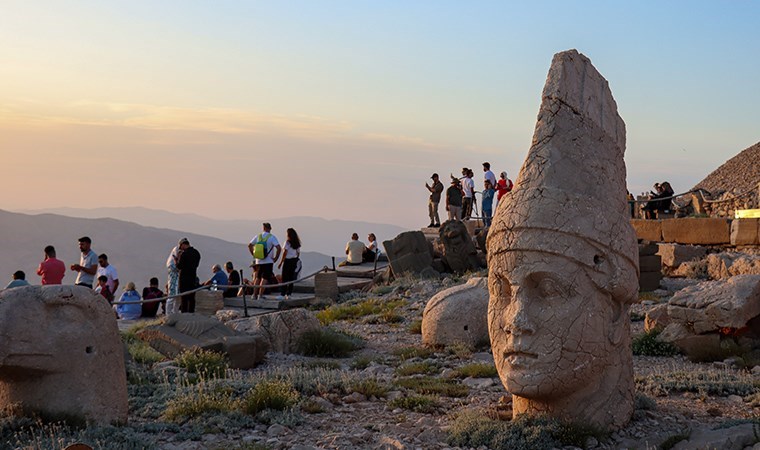 Dünya mirası Nemrut'u bayramda yaklaşık 8 bin kişi ziyaret etti