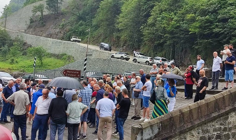 Arhavi'de yurttaşlar ve yaşam savunucuları Çamlıca HES projesini ve 10 köyün maden arama sahası ilan edilmesini protesto etti