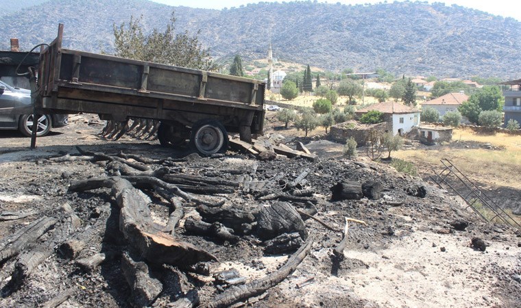 Manisa'daki yangının bilançosu: 4 ev, 1 ağıl, 2 motosiklet, 1 traktör, 1 iş makinesi kül oldu