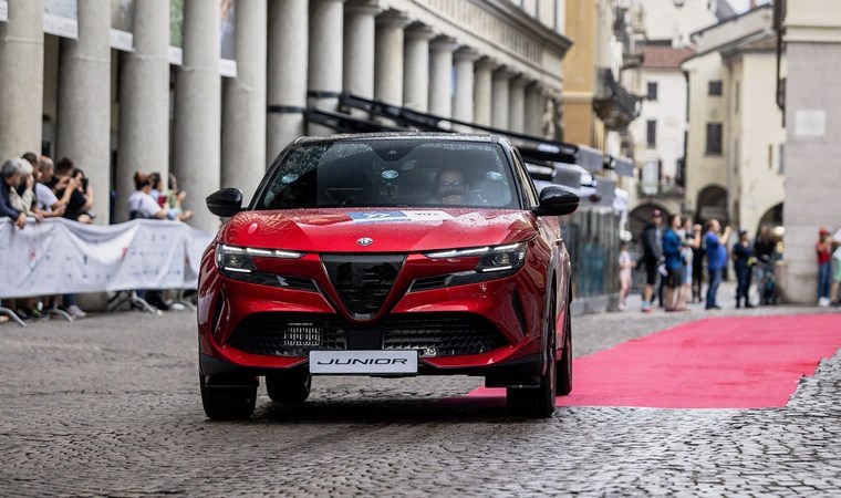 Müzeden çıkıp yarışa katıldı: Alfa Romeo 1000 Miglia Brescia'da start aldı! Klasik arabalar büyüledi...