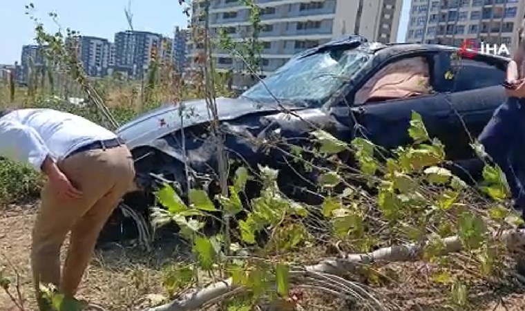 Beylikdüzü’nde lüks otomobil metrelerce takla attı: 2 yaralı