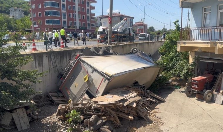 Feci kaza... Kamyon evin bahçesine uçtu: Çok sayıda yaralı var!