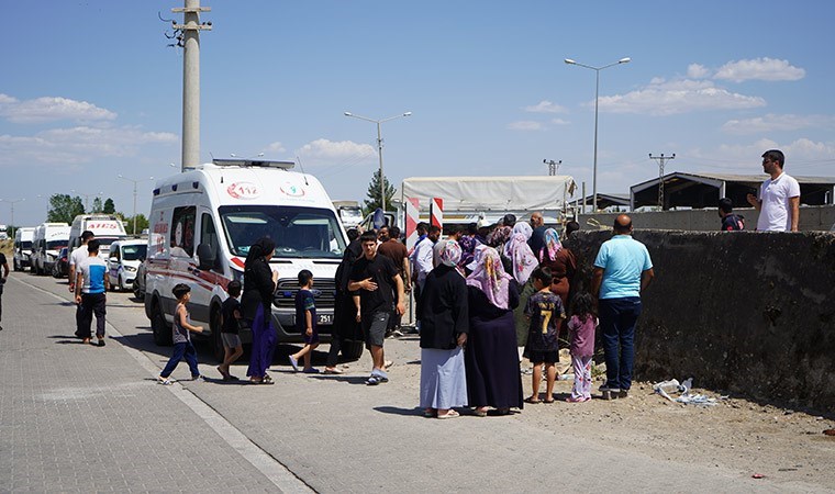 Tarım işçilerini taşıyan kamyonet ile otomobil çarpıştı: 1'i ağır, 5 yaralı