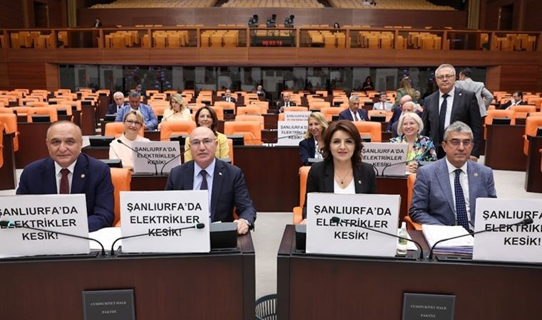 CHP'li Tanal Meclis’te Şanlıurfa’daki kesintilerle ilgili pankart açtı, parti grubu da destek verdi