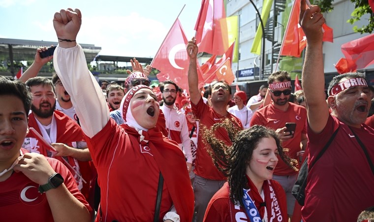 Çekya maçı öncesi Hamburg sokakları kırmızı beyaz