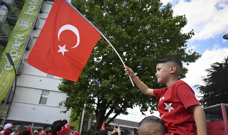 Çekya maçı öncesi Hamburg sokakları kırmızı beyaz