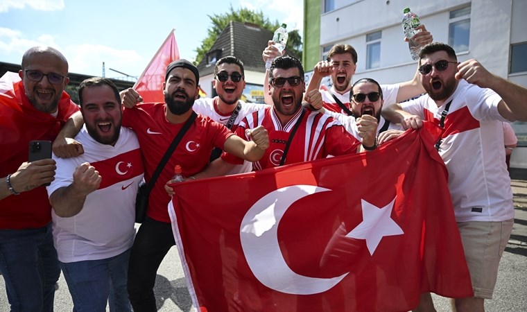 Çekya maçı öncesi Hamburg sokakları kırmızı beyaz