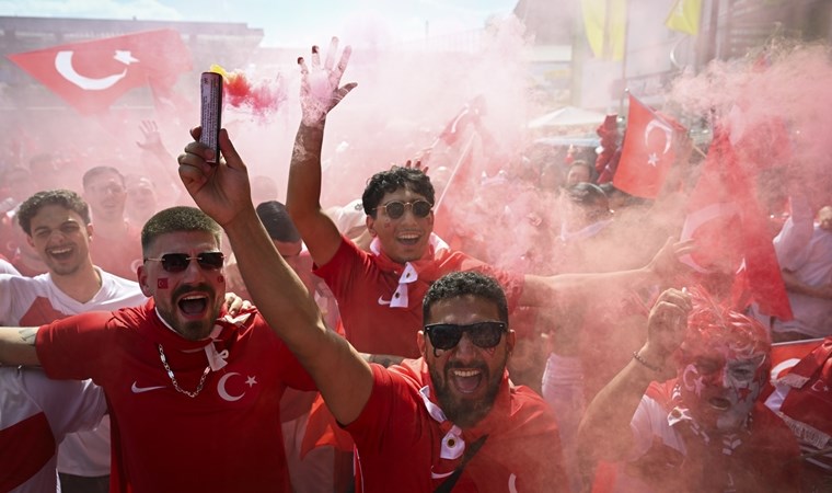 Çekya maçı öncesi Hamburg sokakları kırmızı beyaz