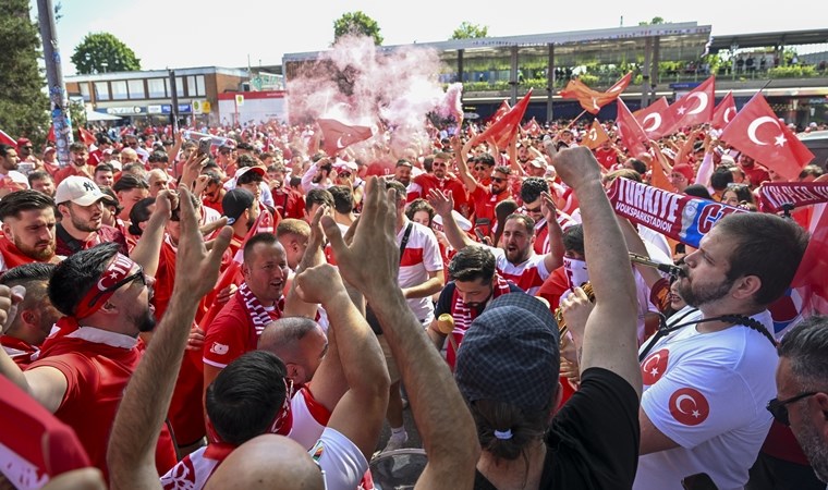 Çekya maçı öncesi Hamburg sokakları kırmızı beyaz