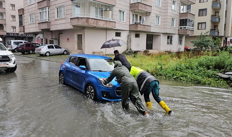 Artvin'de sağanak: Yollar göle döndü