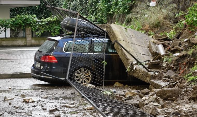 İstinat duvarı otomobilin üzerine yıkıldı; sürücü 2 dakikayla kurtuldu