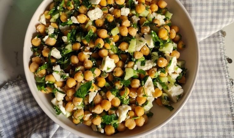 Her öğün tüketebileceğiniz tok tutan lezzet: Çıtır nohut salatası tarifi...