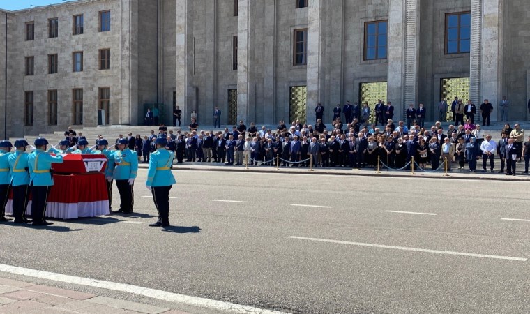 Eski Dışişleri Bakanı Yaşar Yakış için Meclis'te tören düzenlendi