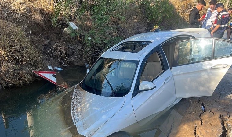 Bodrum'da içme suyu isale hattındaki patlama nedeniyle yol çöktü