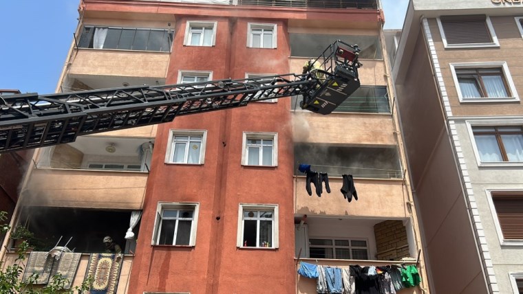 Kartal'da 7 katlı binada yangın: Bir kişi mahsur kaldı!