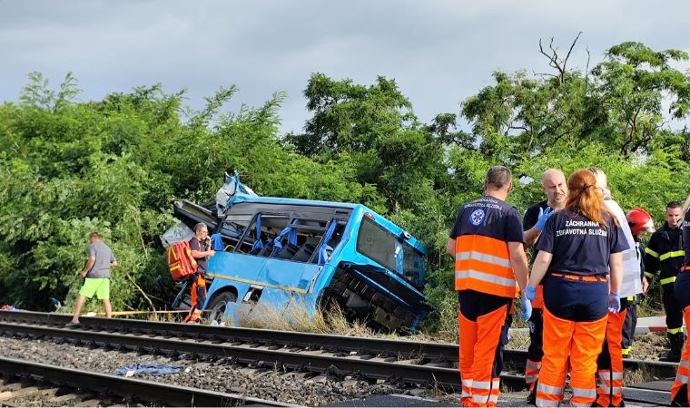 Slovakya’da tren ve otobüs çarpıştı: Çok sayıda ölü ve yaralı var!