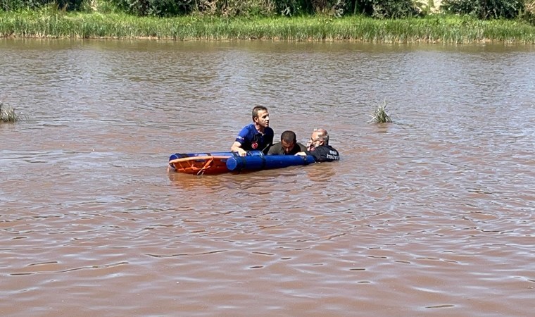 Nehri atla geçmeye çalışırken boğulma tehlikesi geçirdi