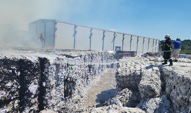 Zonguldak'ta yangın paniği: Kağıt fabrikasındaki atık karton ve kağıtlar yandı