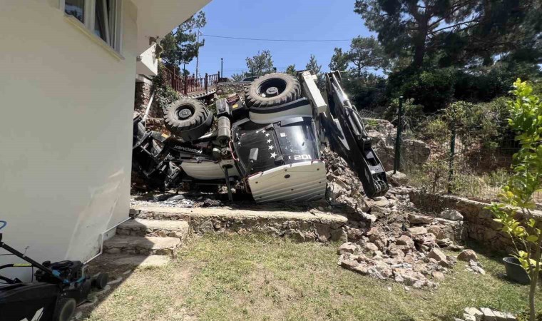 Devrilen iş makinesinin altında kalan çocuk hayatını kaybetti