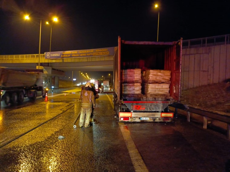 Başakşehir Kuzey Marmara Otoyolu'nda TIR yangını!