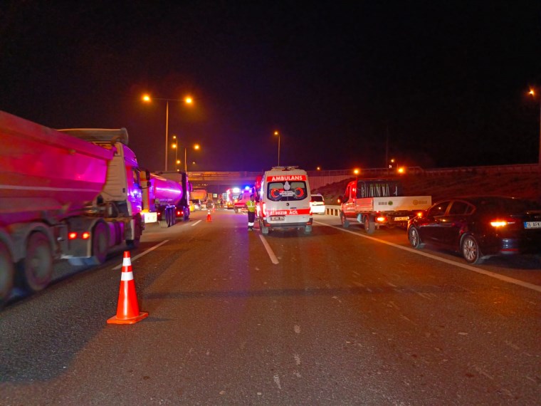 Başakşehir Kuzey Marmara Otoyolu'nda TIR yangını!